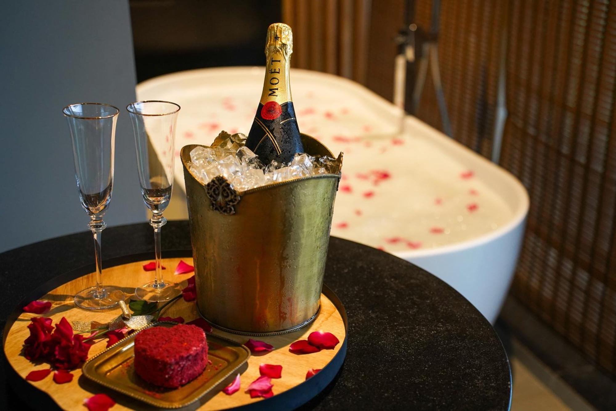 Radisson Resort And Spa לונבלה מראה חיצוני תמונה A bottle of Moët & Chandon champagne