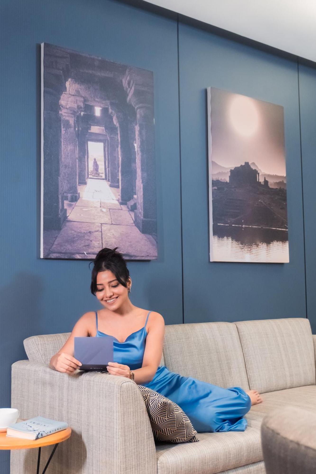 Radisson Resort And Spa לונבלה מראה חיצוני תמונה A woman using a laptop