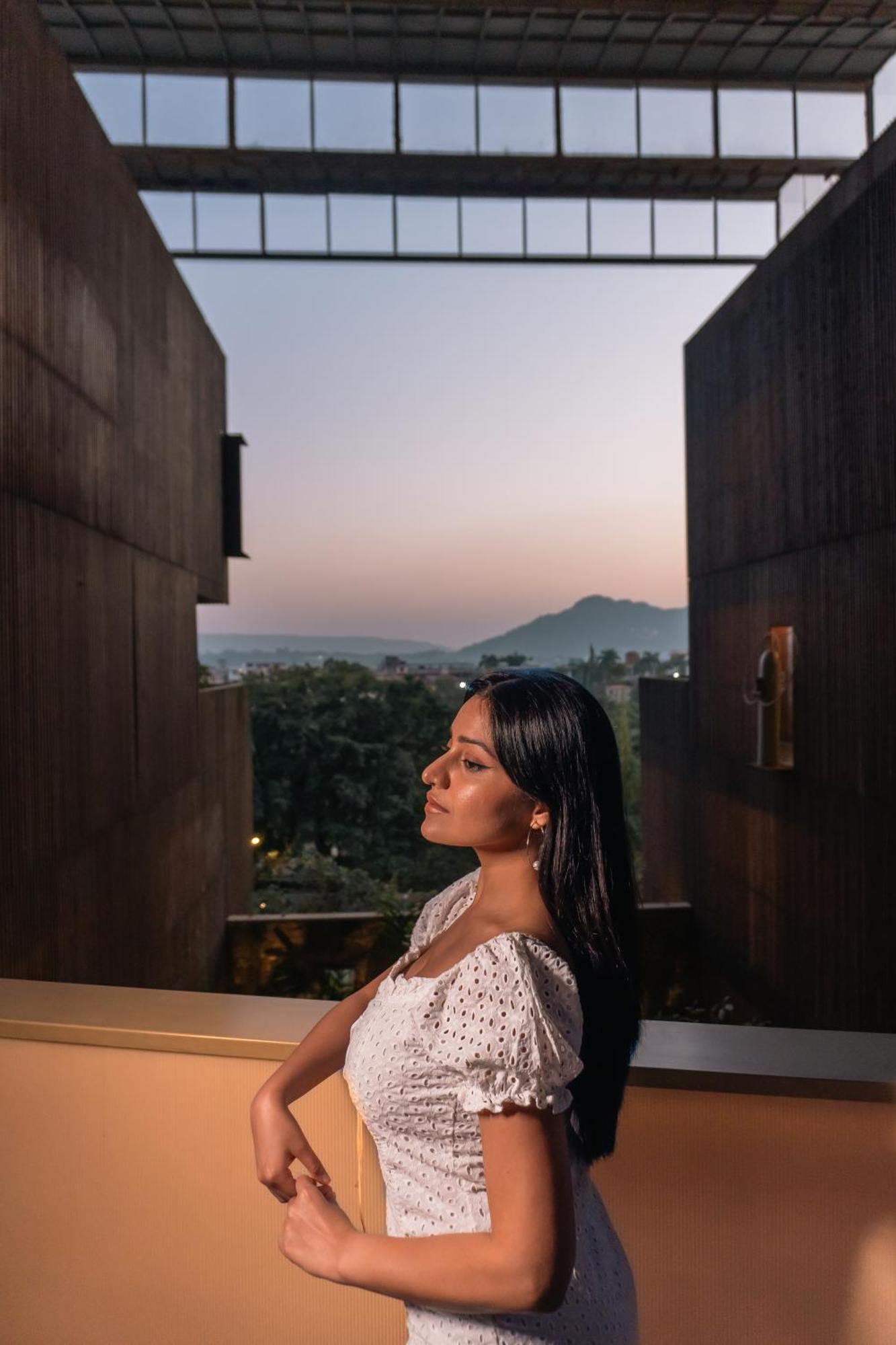 Radisson Resort And Spa לונבלה מראה חיצוני תמונה A woman in contemplation