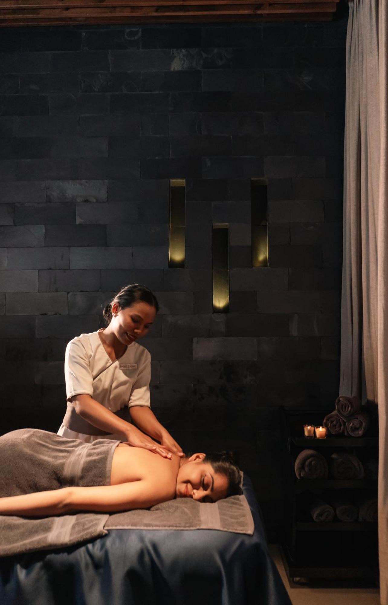 Radisson Resort And Spa לונבלה מראה חיצוני תמונה A spa treatment